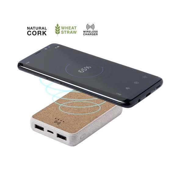 Batería auxiliar externa de línea nature con cargador inalámbrico 5W integrado. Carcasa en combinación de materiales corcho natural y caña de trigo. 5.000 mAh de capacidad e indicador de estado de carga. Doble salida USB y entrada Tipo C. Con amplia superficie de marcaje y presentado en atractiva caja de diseño eco. Las capacidades mostradas en todas nuestras baterías auxiliares externas son reales, incorporando todas ellas baterías de grado A y no recicladas, con una vida útil de al menos 500 ciclos de carga y según normativa CE. Además, están fabricadas conforme a los estándares RoHS y en cumplimiento con los siguientes requisitos de seguridad: Sistema de protección contra sobrecarga del power bank. Sistema de protección contra descarga completa que proporciona una mayor durabilidad del power bank. Sistema de bloqueo para evitar cortocircuitos. Sistema de transferencia de carga constante, acorde con la capacidad del dispositivo de destino.