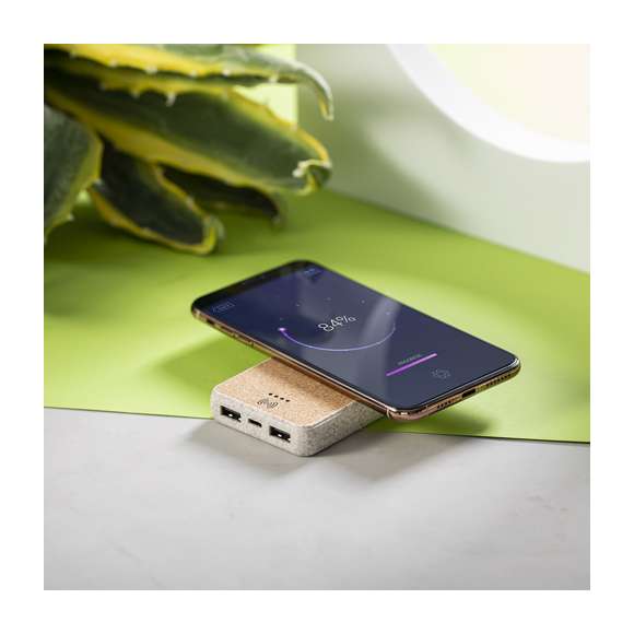 Batería auxiliar externa de línea nature con cargador inalámbrico 5W integrado. Carcasa en combinación de materiales corcho natural y caña de trigo. 5.000 mAh de capacidad e indicador de estado de carga. Doble salida USB y entrada Tipo C. Con amplia superficie de marcaje y presentado en atractiva caja de diseño eco. Las capacidades mostradas en todas nuestras baterías auxiliares externas son reales, incorporando todas ellas baterías de grado A y no recicladas, con una vida útil de al menos 500 ciclos de carga y según normativa CE. Además, están fabricadas conforme a los estándares RoHS y en cumplimiento con los siguientes requisitos de seguridad: Sistema de protección contra sobrecarga del power bank. Sistema de protección contra descarga completa que proporciona una mayor durabilidad del power bank. Sistema de bloqueo para evitar cortocircuitos. Sistema de transferencia de carga constante, acorde con la capacidad del dispositivo de destino.