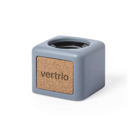 Altavoz Bluetooth® de línea nature en combinación de corcho natural y cemento de piedra caliza, un conglomerante formado por la mezcla de materiales naturales, principalmente piedra caliza molida y agua, obteniendo un material de gran consistencia y durabilidad.De tamaño compacto, se convierte en un complemento perfecto para el smartphone. Conexión Bluetooth® 5.0 y 3W de potencia. Incluye cable de carga micro USB y viene presentado en atractiva caja de diseño eco.