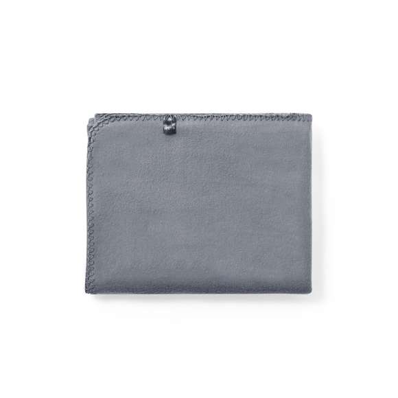 Manta de 120x150cm en variada gama de vivos colores. En material polar fleece RPET de 200g/m2, elaborado a partir de plástico reciclado para así fomentar la reutilización de residuos plásticos y contribuir a la sostenibilidad del planeta.  Disponible en variada gama de colores, con funda de cierre de cordón en RPET y distintivo en etiquetas.