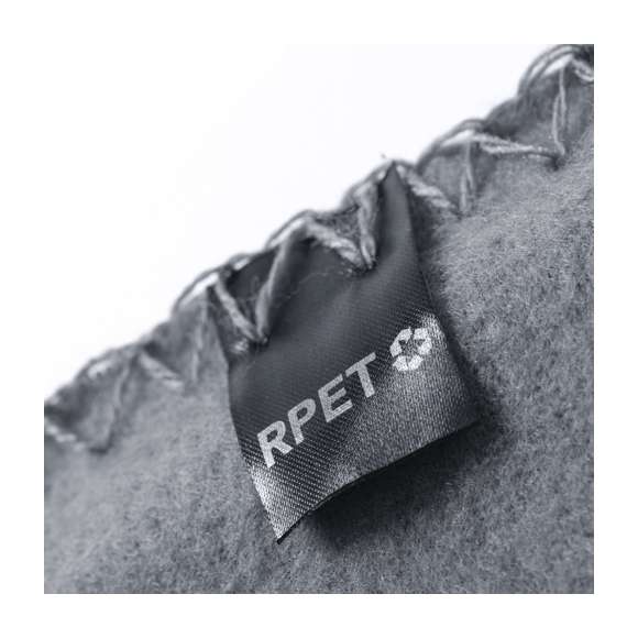Manta de 120x150cm en variada gama de vivos colores. En material polar fleece RPET de 200g/m2, elaborado a partir de plástico reciclado para así fomentar la reutilización de residuos plásticos y contribuir a la sostenibilidad del planeta.  Disponible en variada gama de colores, con funda de cierre de cordón en RPET y distintivo en etiquetas.