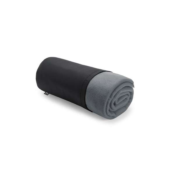 Manta de 120x150cm en variada gama de vivos colores. En material polar fleece RPET de 200g/m2, elaborado a partir de plástico reciclado para así fomentar la reutilización de residuos plásticos y contribuir a la sostenibilidad del planeta.  Disponible en variada gama de colores, con funda de cierre de cordón en RPET y distintivo en etiquetas.