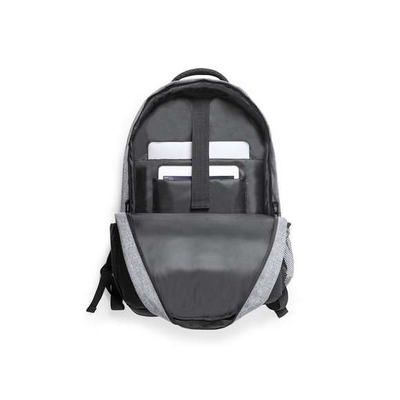 Mochila en resistente poliéster 600D RPET, elaborado a partir de plástico reciclado para así fomentar la reutilización de residuos plásticos y contribuir a la sostenibilidad del planeta.  En elegante acabado bicolor, incluye etiqueta exterior con distintivo RPET. Bolsillo principal con compartimentos acolchados para ordenador portátil de hasta 15 pulgadas y tablet de hasta 10 pulgadas. Espalda y cintas acolchadas.
