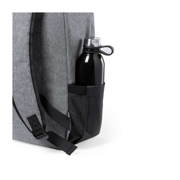Mochila en resistente poliéster 600D RPET, elaborado a partir de plástico reciclado para así fomentar la reutilización de residuos plásticos y contribuir a la sostenibilidad del planeta.  En elegante acabado bicolor, incluye etiqueta exterior con distintivo RPET. Bolsillo principal con compartimentos acolchados para ordenador portátil de hasta 15 pulgadas y tablet de hasta 10 pulgadas. Espalda y cintas acolchadas.