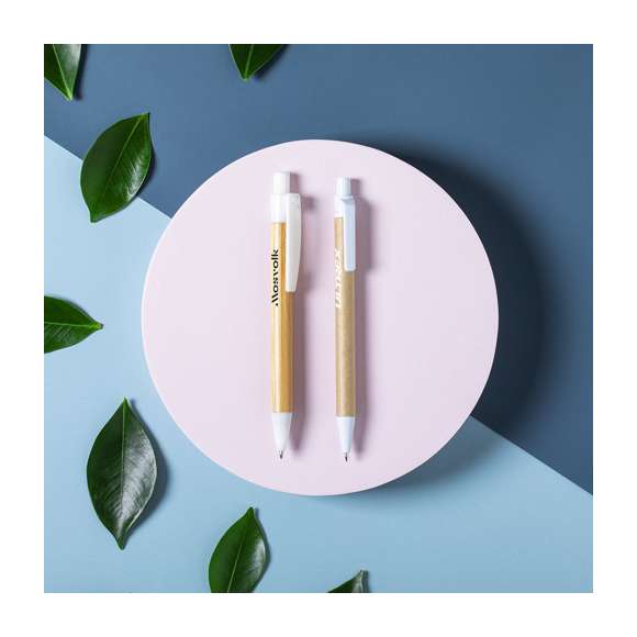 Bolígrafo de línea nature con mecanismo pulsador. Combinación de cuerpo en cartón reciclado de color natural y accesorios en PLA -Ácido PoliLáctico-, que se obtiene a partir de recursos 100% naturales como el almidón de maíz, la yuca o la caña de azúcar, pudiendo convertirse en 100% compostable al final de su ciclo de vida útil.  Disponible en variada gama de colores, con tinta azul. Distintivo PLA en parte superior del bolígrafo.