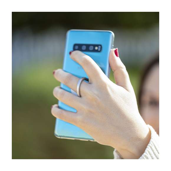 Soporte metálico para smartphone en acabado mate. De elegante diseño y con adhesivo 3M, de fijación extra fuerte y libre de residuos al despegarlo del dispositivo. Con anilla soporte posterior para dedo y presentado en bolsita individual de diseño.