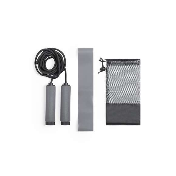 	Set de goma elástica y comba para los más deportistas. Incluye: 	1 cinta de 25x5 cm fabricada en resistente material TPE y resistencia media 	1 comba de 260 cm, con mangos en resistente material HIPS forrados en EVA. 	 	Presentado en funda de poliéster con cierre de cordón y accesorio de ajuste.