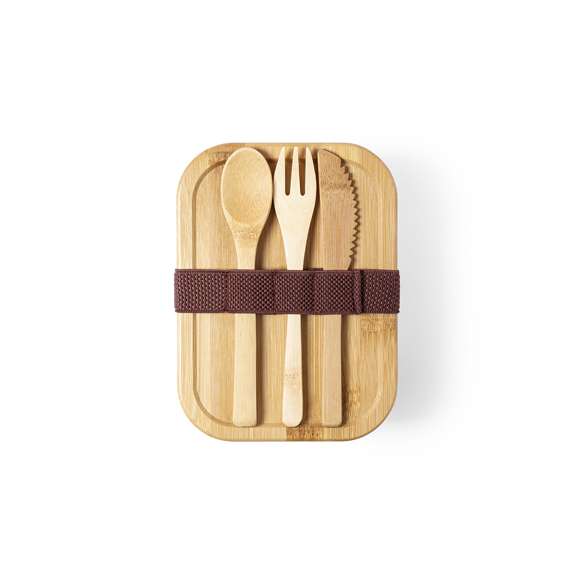 Fiambrera de línea nature de 700 ml de capacidad. Fabricada en cristal, con tapa hermética de bambú pulido, con banda de goma para evitar derrames y rebaje para usarla como bandeja. Incluye cinta de seguridad con tenedor, cuchara y cuchillo. Presentada en atractiva caja individual de diseño eco.