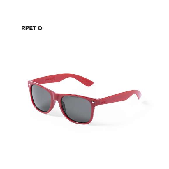 Gafas de sol de línea nature con protección UV400. Montura y patillas en RPET, elaborado a partir de plástico reciclado para así fomentar la reutilización de residuos plásticos y contribuir a la sostenibilidad del planeta. Lentes AC (acetato de celulosa) en color negro, disponibles en variada gama de colores. Presentada en atractiva bolsa de diseño eco.