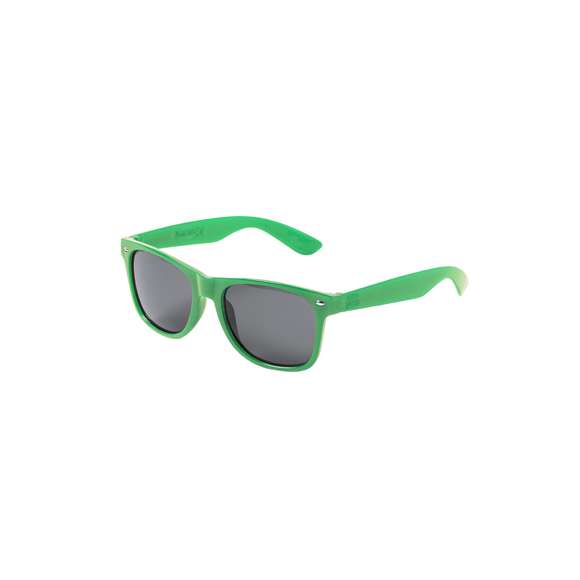 Gafas de sol de línea nature con protección UV400. Montura y patillas en RPET, elaborado a partir de plástico reciclado para así fomentar la reutilización de residuos plásticos y contribuir a la sostenibilidad del planeta. Lentes AC (acetato de celulosa) en color negro, disponibles en variada gama de colores. Presentada en atractiva bolsa de diseño eco.