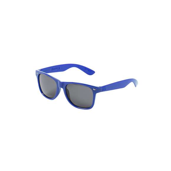 Gafas de sol de línea nature con protección UV400. Montura y patillas en RPET, elaborado a partir de plástico reciclado para así fomentar la reutilización de residuos plásticos y contribuir a la sostenibilidad del planeta. Lentes AC (acetato de celulosa) en color negro, disponibles en variada gama de colores. Presentada en atractiva bolsa de diseño eco.