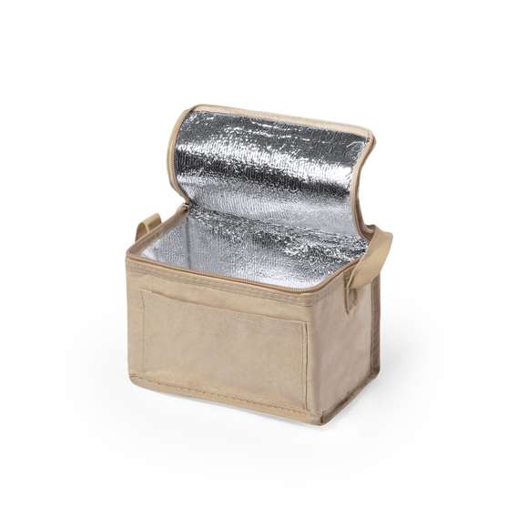  	Nevera de línea nature con capacidad para 6 latas. Fabricada en papel laminado resistente a la humedad, con interior isotermo acabado en aluminio. Cremallera y asa de transporte a juego, con bolsillo exterior para marcaje.