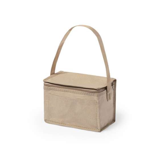  	Nevera de línea nature con capacidad para 6 latas. Fabricada en papel laminado resistente a la humedad, con interior isotermo acabado en aluminio. Cremallera y asa de transporte a juego, con bolsillo exterior para marcaje.