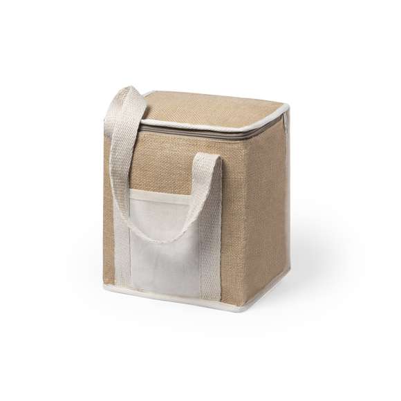Nevera de línea nature con altura extra. Fabricada en yute laminado resistente a la humedad, con interior isotermo acabado en aluminio y cremallera a juego. Asas y bolsillo exterior para marcaje en algodón.