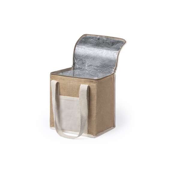 Nevera de línea nature con altura extra. Fabricada en yute laminado resistente a la humedad, con interior isotermo acabado en aluminio y cremallera a juego. Asas y bolsillo exterior para marcaje en algodón.