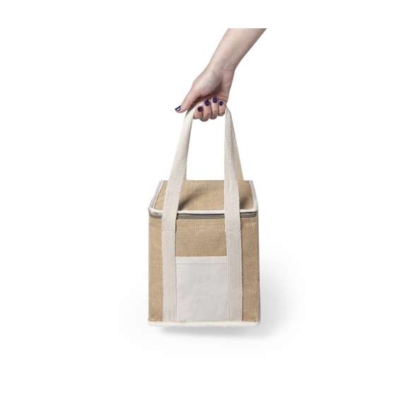 Nevera de línea nature con altura extra. Fabricada en yute laminado resistente a la humedad, con interior isotermo acabado en aluminio y cremallera a juego. Asas y bolsillo exterior para marcaje en algodón.