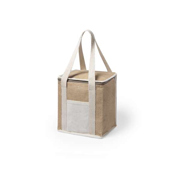 Nevera de línea nature con altura extra. Fabricada en yute laminado resistente a la humedad, con interior isotermo acabado en aluminio y cremallera a juego. Asas y bolsillo exterior para marcaje en algodón.