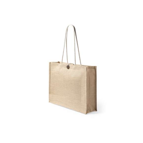 Bolsa de línea nature en resistente yute laminado (320g/m2) y original cierre de botón. Con asas de algodón largas de 70cm en color natural y reforzadas. Acabado cosido y resistencia hasta 10kg de peso.