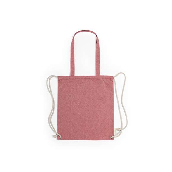 Bolsa mochila de cuerdas de línea nature, en resistente algodón reciclado de 140g/m2, con asas de transporte de 70 cm a juego. Cuerdas en algodón de color crudo, con argollas metálicas reforzadas y distintivo algodón reciclado en etiqueta. Disponible en variada gama de colores. Resistencia hasta 9kg de peso.