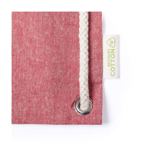 Bolsa mochila de cuerdas de línea nature, en resistente algodón reciclado de 140g/m2, con asas de transporte de 70 cm a juego. Cuerdas en algodón de color crudo, con argollas metálicas reforzadas y distintivo algodón reciclado en etiqueta. Disponible en variada gama de colores. Resistencia hasta 9kg de peso.