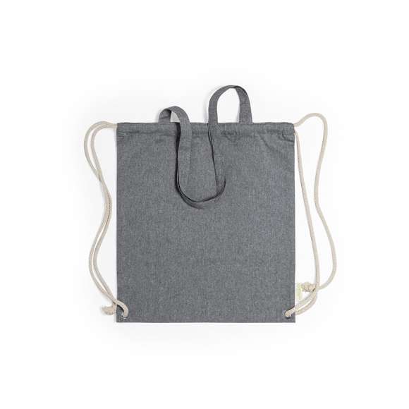 Bolsa mochila de cuerdas de línea nature, en resistente algodón reciclado de 140g/m2, con asas de transporte de 70 cm a juego. Cuerdas en algodón de color crudo, con argollas metálicas reforzadas y distintivo algodón reciclado en etiqueta. Disponible en variada gama de colores. Resistencia hasta 9kg de peso.