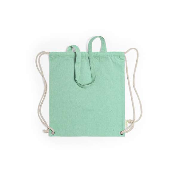 Bolsa mochila de cuerdas de línea nature, en resistente algodón reciclado de 140g/m2, con asas de transporte de 70 cm a juego. Cuerdas en algodón de color crudo, con argollas metálicas reforzadas y distintivo algodón reciclado en etiqueta. Disponible en variada gama de colores. Resistencia hasta 9kg de peso.