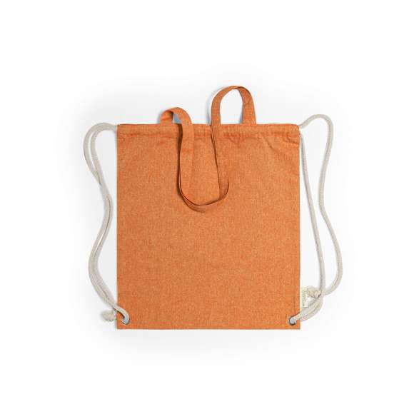 Bolsa mochila de cuerdas de línea nature, en resistente algodón reciclado de 140g/m2, con asas de transporte de 70 cm a juego. Cuerdas en algodón de color crudo, con argollas metálicas reforzadas y distintivo algodón reciclado en etiqueta. Disponible en variada gama de colores. Resistencia hasta 9kg de peso.