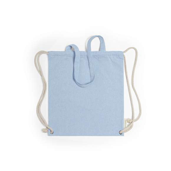 Bolsa mochila de cuerdas de línea nature, en resistente algodón reciclado de 140g/m2, con asas de transporte de 70 cm a juego. Cuerdas en algodón de color crudo, con argollas metálicas reforzadas y distintivo algodón reciclado en etiqueta. Disponible en variada gama de colores. Resistencia hasta 9kg de peso.