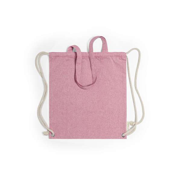 Bolsa mochila de cuerdas de línea nature, en resistente algodón reciclado de 140g/m2, con asas de transporte de 70 cm a juego. Cuerdas en algodón de color crudo, con argollas metálicas reforzadas y distintivo algodón reciclado en etiqueta. Disponible en variada gama de colores. Resistencia hasta 9kg de peso.