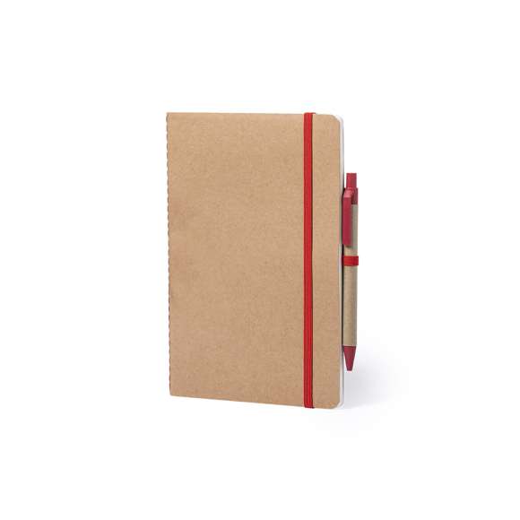 Set de libreta y bolígrafo de línea nature. Incluye libreta en cartón reciclado, con soporte para bolígrafo y cinta de cierre a juego, de 60 hojas lisas. Bolígrafo de mecanismo pulsador, con cuerpo en cartón reciclado y accesorios en caña de trigo -tinta azul-. Distintivo Wheat Straw en la parte superior del bolígrafo.