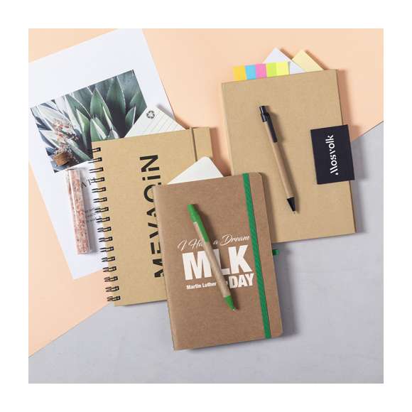 Set de libreta y bolígrafo de línea nature. Incluye libreta en cartón reciclado, con soporte para bolígrafo y cinta de cierre a juego, de 60 hojas lisas. Bolígrafo de mecanismo pulsador, con cuerpo en cartón reciclado y accesorios en caña de trigo -tinta azul-. Distintivo Wheat Straw en la parte superior del bolígrafo.