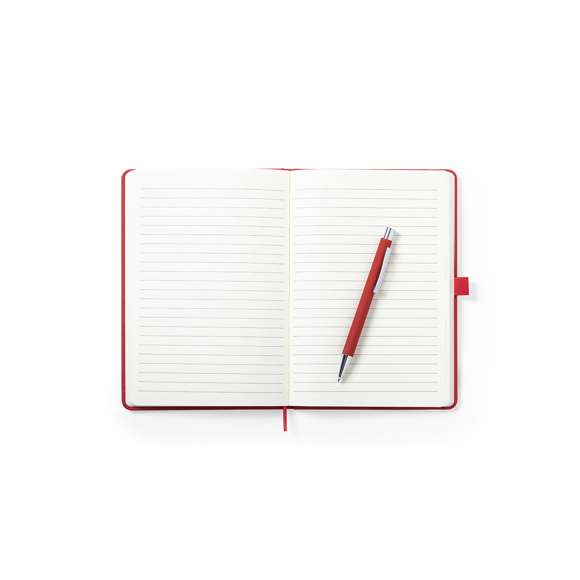 Set de bloc y bolígrafo a juego. Bloc de tapas rígidas con suave tacto acabado en polipiel, incluye soporte para bolígrafo, marcapáginas y cierre elástico, con interior de 100 hojas a una raya. Además, bolígrafo de aluminio en acabado goma con carga jumbo. Disponible en una variada gama de colores.