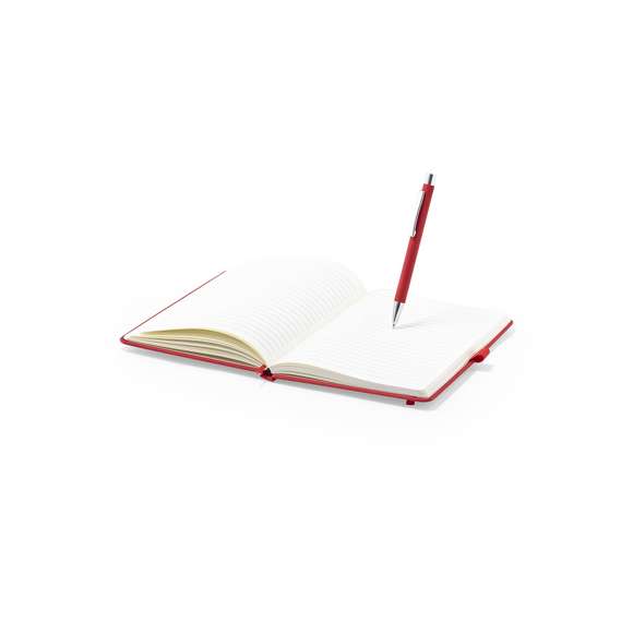 Set de bloc y bolígrafo a juego. Bloc de tapas rígidas con suave tacto acabado en polipiel, incluye soporte para bolígrafo, marcapáginas y cierre elástico, con interior de 100 hojas a una raya. Además, bolígrafo de aluminio en acabado goma con carga jumbo. Disponible en una variada gama de colores.