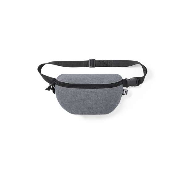 Riñonera de línea nature fabricada en resistente 600D RPET efecto melange. Elaborado a partir de plástico reciclado para así fomentar la reutilización de residuos plásticos y contribuir a la sostenibilidad del planeta. Compartimento principal con cierre de cremallera y cinta ajustable con cierre de hebilla. Diseñada para actividades deportivas y de ocio, con distintivo RPET en etiqueta exterior.