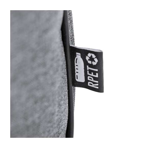 Bolso multiusos de línea nature en resistente 600D RPET efecto melange. Elaborado a partir de plástico reciclado para así fomentar la reutilización de residuos plásticos y contribuir a la sostenibilidad del planeta. De diseño urbano y con detalles en color negro, incluye 2 bolsillos de cremallera con tiradores metálicos e interiores forrados, reforzados en PVC. Asas de transporte reforzadas y cinta bandolera ajustable, con distintivo RPET en etiqueta exterior.