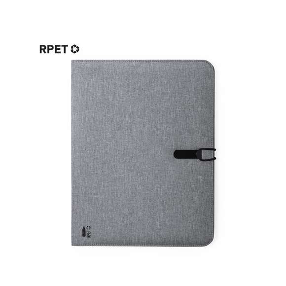  	Elegante carpeta de línea nature tamaño A4. Fabricada en resistente 600D RPET efecto melange, elaborado a partir de plástico reciclado para así fomentar la reutilización de residuos plásticos y contribuir a la sostenibilidad del planeta. Detalles en negro y cierre metálico con cinta elástica especialmente diseñado para marcaje en láser. Interior con bloc extraíble de 20 hojas con disposición a una raya, 3 bolsillos de solapa, tarjeteros y soporte para bolígrafo. Distintivo RPET en esquina.