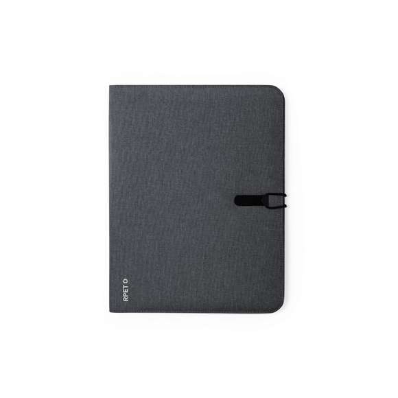 	Elegante carpeta de línea nature tamaño A4. Fabricada en resistente 600D RPET efecto melange, elaborado a partir de plástico reciclado para así fomentar la reutilización de residuos plásticos y contribuir a la sostenibilidad del planeta. Detalles en negro y cierre metálico con cinta elástica especialmente diseñado para marcaje en láser. Interior con bloc extraíble de 20 hojas con disposición a una raya, 3 bolsillos de solapa, tarjeteros y soporte para bolígrafo. Distintivo RPET en esquina.