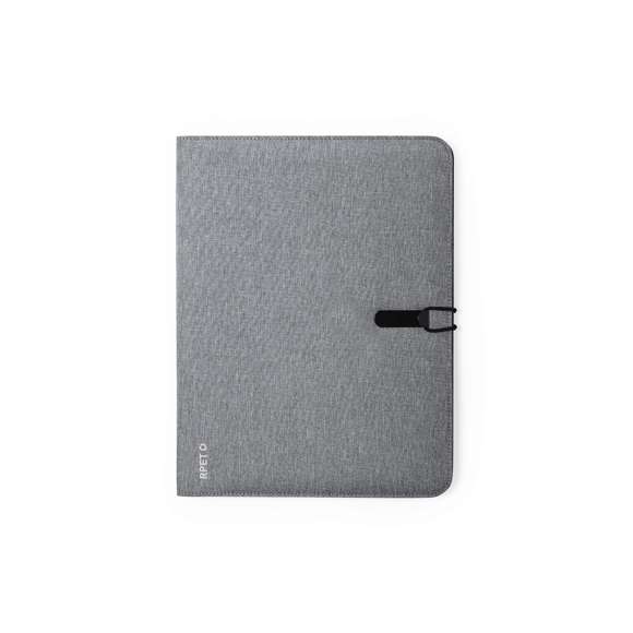  	Elegante carpeta de línea nature tamaño A4. Fabricada en resistente 600D RPET efecto melange, elaborado a partir de plástico reciclado para así fomentar la reutilización de residuos plásticos y contribuir a la sostenibilidad del planeta. Detalles en negro y cierre metálico con cinta elástica especialmente diseñado para marcaje en láser. Interior con bloc extraíble de 20 hojas con disposición a una raya, 3 bolsillos de solapa, tarjeteros y soporte para bolígrafo. Distintivo RPET en esquina.