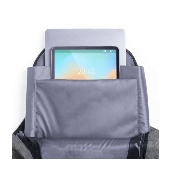 Mochila de negocios antirrobo de línea nature y en resistente 600D RPET efecto melange, elaborado a partir de plástico reciclado para así fomentar la reutilización de residuos plásticos y contribuir a la sostenibilidad del planeta.Detalles en negro y base reforzada. Incluye bolsillo antirrobo para guardar objetos de valor. Bolsillo exterior de cremallera, con dos compartimentos interiores acolchados para ordenador portátil de hasta 15 pulgadas y tablet de hasta 12 pulgadas. Cintas de hombros y espalda con acolchado ergonómico y distintivo RPET en etiqueta exterior.