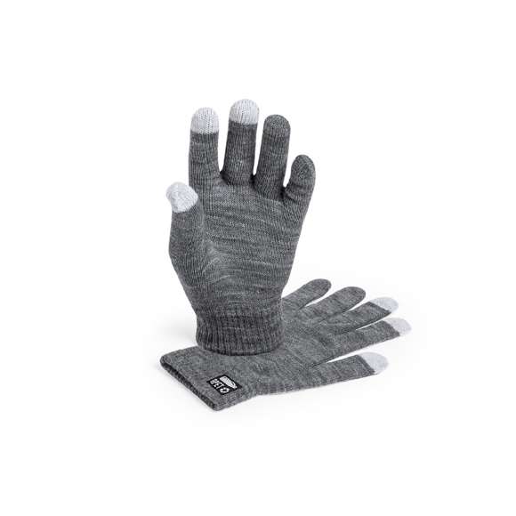 Práctico par de guantes de línea nature para dispositivos con pantalla táctil. De cálido y suave acabado poliéster RPET, elaborado a partir de plástico reciclado para así fomentar la reutilización de residuos plásticos y contribuir a la sostenibilidad del planeta. Función táctil en dedos corazón, índice y pulgar. Talla única adulto, con distintivo RPET en etiqueta exterior.