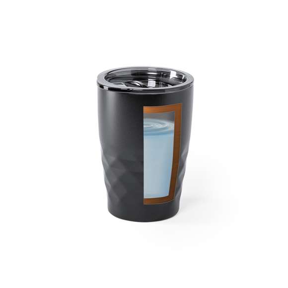 Vaso térmico de sobremesa fabricado en acero inoxidable, con doble capa y aislamiento de cobre al vacío, de 350ml de capacidad. El mismo le permite mantener el calor y el frio durante un tiempo más prolongado, llegando a las 8 y 24 horas respectivamente. Incluye tapa con dosificador y abrefácil. Disponible en variada gama de colores metalizados. Presentado en atractiva caja de diseño.