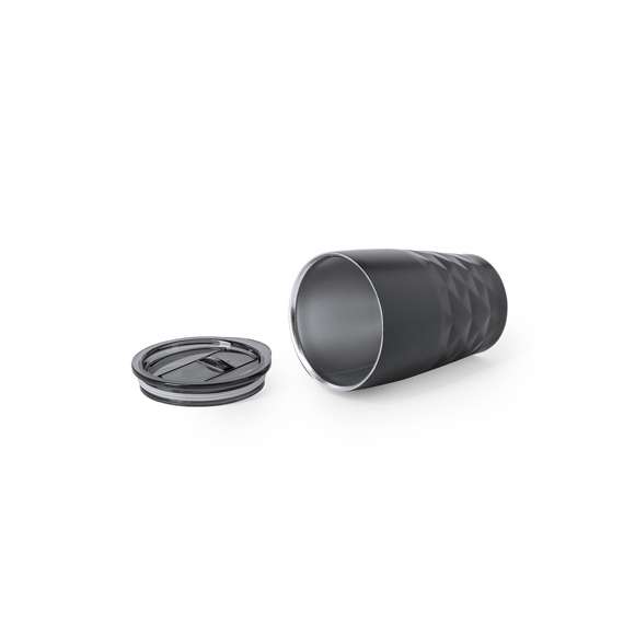 Vaso térmico de sobremesa fabricado en acero inoxidable, con doble capa y aislamiento de cobre al vacío, de 350ml de capacidad. El mismo le permite mantener el calor y el frio durante un tiempo más prolongado, llegando a las 8 y 24 horas respectivamente. Incluye tapa con dosificador y abrefácil. Disponible en variada gama de colores metalizados. Presentado en atractiva caja de diseño.