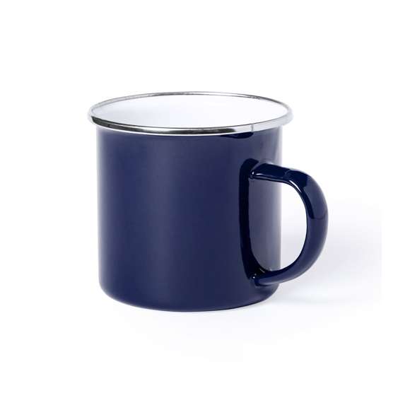 Taza metálica de 380ml de capacidad con diseño vintage y acabado con imperfecciones para mayor sensación retro. Disponible en variada gama de colores, con interior siempre en color blanco y elegante detalle en cromado. Presentada en caja individual.