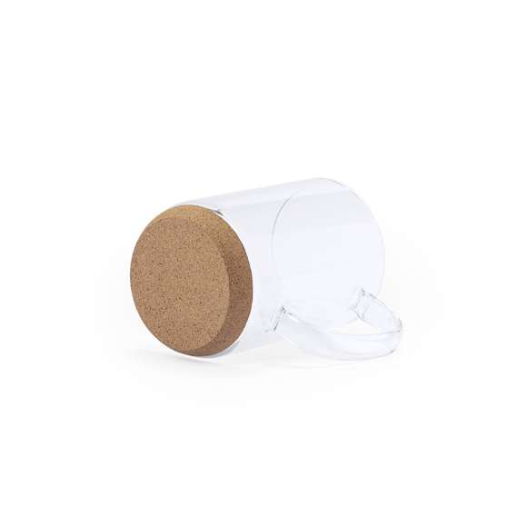 Taza de línea nature de 450 ml de capacidad y base en corcho natural. Fabricada en cristal de borosilicato, que ofrece una resistencia y durabilidad excepcionales, alargando su vida útil y pudiendo ser reutilizado infinidad de veces. Presentada en atractiva caja de diseño eco.