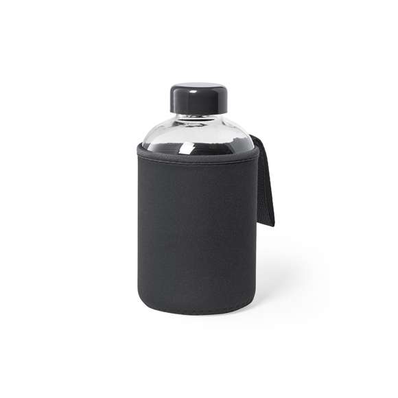 Bidón de 600ml de capacidad. Fabricado con cuerpo de cristal y tapón a rosca. Incluye funda de soft shell a juego, con asa de transporte. Disponible en variada gama de colores, y viene presentado en caja individual de atractivo diseño.