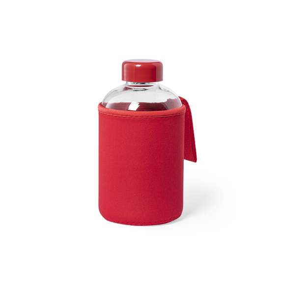 Bidón de 600ml de capacidad. Fabricado con cuerpo de cristal y tapón a rosca. Incluye funda de soft shell a juego, con asa de transporte. Disponible en variada gama de colores, y viene presentado en caja individual de atractivo diseño.