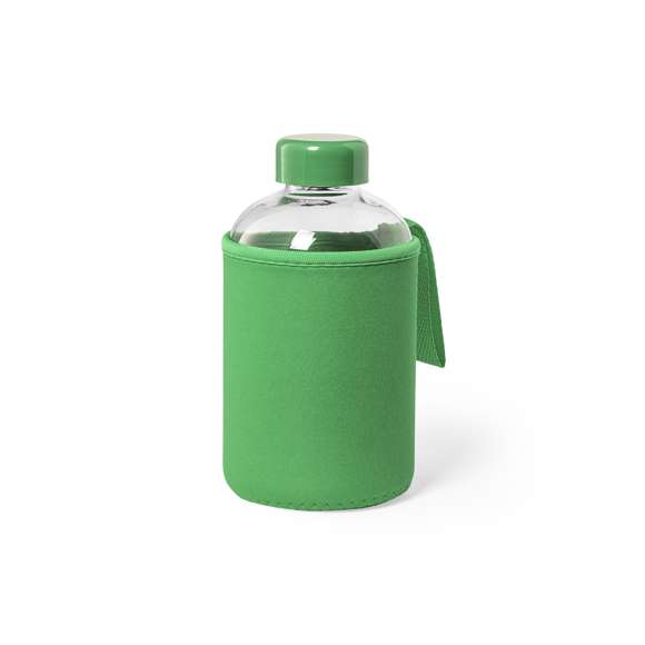 Bidón de 600ml de capacidad. Fabricado con cuerpo de cristal y tapón a rosca. Incluye funda de soft shell a juego, con asa de transporte. Disponible en variada gama de colores, y viene presentado en caja individual de atractivo diseño.