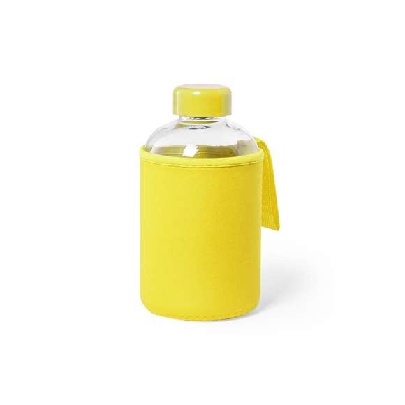 Bidón de 600ml de capacidad. Fabricado con cuerpo de cristal y tapón a rosca. Incluye funda de soft shell a juego, con asa de transporte. Disponible en variada gama de colores, y viene presentado en caja individual de atractivo diseño.