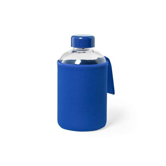 Bidón de 600ml de capacidad. Fabricado con cuerpo de cristal y tapón a rosca. Incluye funda de soft shell a juego, con asa de transporte. Disponible en variada gama de colores, y viene presentado en caja individual de atractivo diseño.