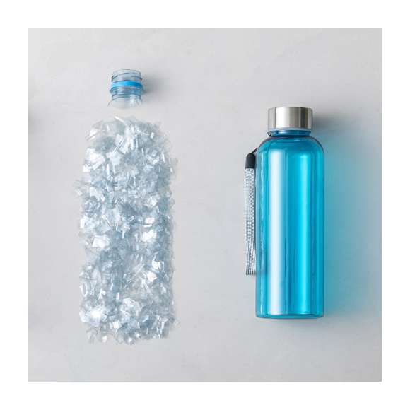 Bidón fabricado en RPET de 600ml de capacidad, libre de BPA. Tapón a rosca en acero inox, con cordón de transporte. Disponible en variada gama de colores.Elaborado a partir de plástico reciclado, para así fomentar la reutilización de residuos plásticos y ayudar a la sostenibilidad del planeta.